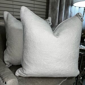 1-NWT CALLISTO HOME VELVET TEXTURED DESIGN DECORATIVE PILLOW